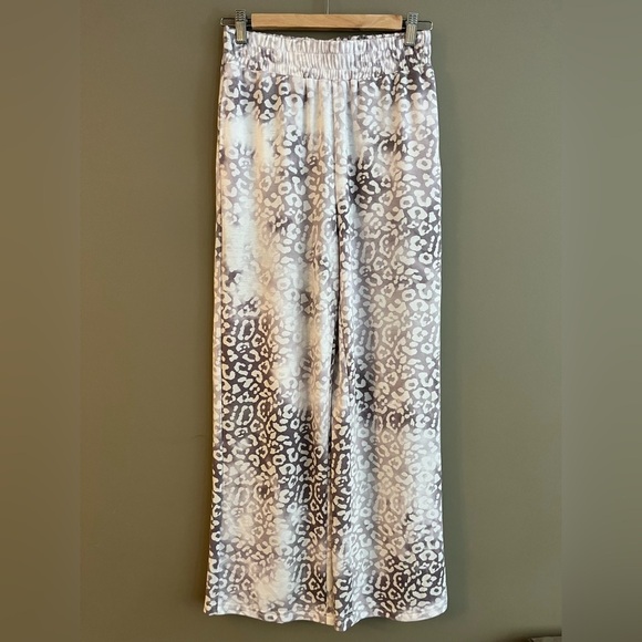 Olivaceous Pants - OLIVACEOUS Wide Leg Gray & White Leopard Print Flowy Pants size small